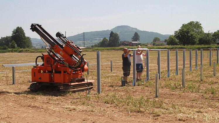 Bereits am Mittwoch begannen Arbeiter damit, den vom Stadtrat am Dienstagabend genehmigten Solarpark unmittelbar neben der Bahntrasse bei Unterzettlitz anzulegen. Foto: Matthias Einwag