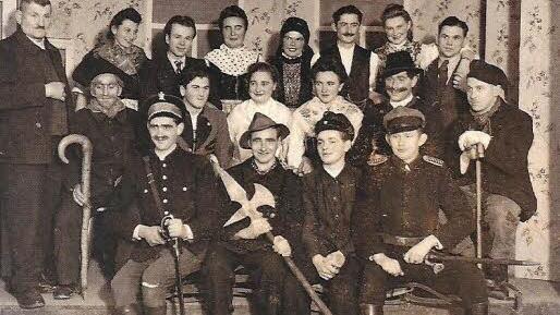Theatergruppe des Katholischen Burschenvereins Pretzfeld mit Franz Och in der mittleren Reihe, Zweiter von links