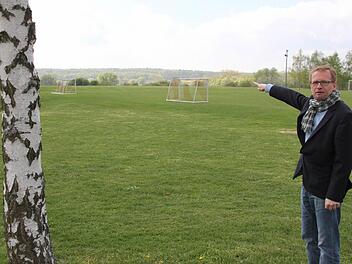 Hans Strauß zeigt auf das Spielfeld drei, den letzten Standort des Sportparks
