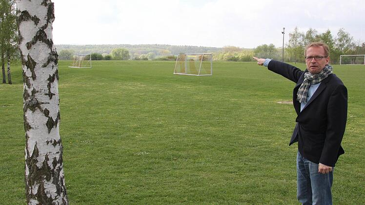 Hans Strauß zeigt auf das Spielfeld drei, den letzten Standort des Sportparks