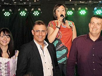 Entführten die Zuhörer trotz Regenwetters in eine weihnachtliche Welt: Markus Hoffmann, Claudia Glaß, Heiko Wolf, Kristin Rempt, Markus und Andy Weiß (von links). Foto: Johanna Blum