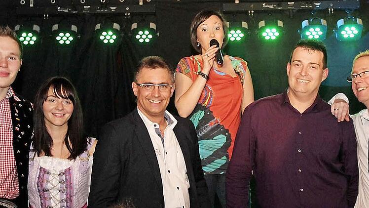 Entführten die Zuhörer trotz Regenwetters in eine weihnachtliche Welt: Markus Hoffmann, Claudia Glaß, Heiko Wolf, Kristin Rempt, Markus und Andy Weiß (von links). Foto: Johanna Blum