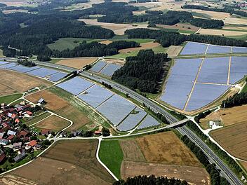 Der Jura-Solarpark-Abschnitt Buckendorf-Fesselsdorf, der hier zu sehen ist, wird von der IBC Solar als Bürgersolarpark betrieben.  Foto: IBC Solar