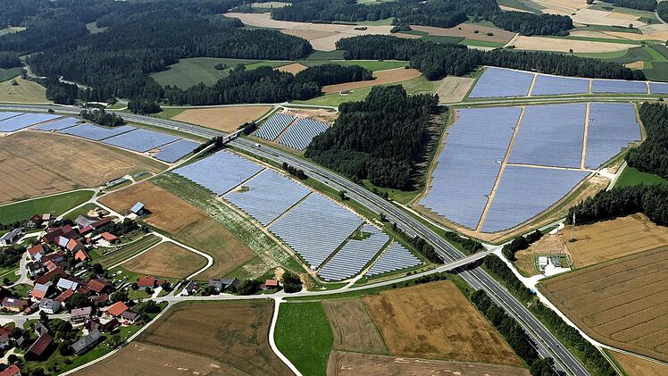 Der Jura-Solarpark-Abschnitt Buckendorf-Fesselsdorf, der hier zu sehen ist, wird von der IBC Solar als Bürgersolarpark betrieben.  Foto: IBC Solar