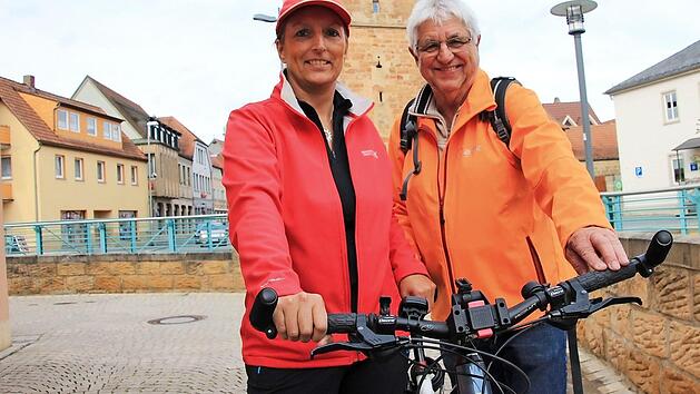 Sonja Fischer und Armin Lieb vom ADFC vor dem Bad Staffelsteiner Stadtturm. Lieb h&auml;lt es f&uuml;r sinnvoll, mehr Fahrradstellpl&auml;tze in der Innenstadt auszuweisen. Foto: Tobias Kindermann