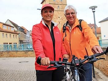 Sonja Fischer und Armin Lieb vom ADFC vor dem Bad Staffelsteiner Stadtturm. Lieb hält es für sinnvoll, mehr Fahrradstellplätze in der Innenstadt auszuweisen. Foto: Tobias Kindermann