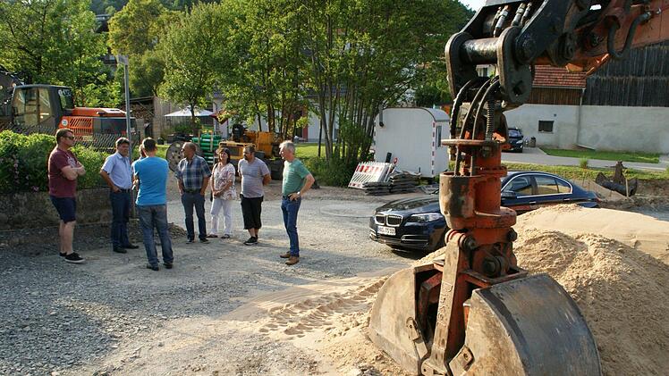 Nach unerfreulichen Verzögerungen geht die Dorferneuerung in Neuschleichach in der Bachstraße nun mit Hochdruck weiter, wie Bürgermeister Thomas Sechser (Zweiter von links) dem Bauausschuss erklärte. Das Gremium besichtigte diese und weitere Baustellen.  Foto: sw