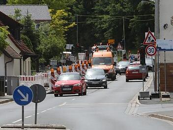 Halbseitige Straßensperrungen sind in Burk fast schon fester Bestandteil des Ortsbildes. Foto: Barbara Herbst