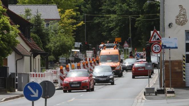 Halbseitige Straßensperrungen sind in Burk fast schon fester Bestandteil des Ortsbildes. Foto: Barbara Herbst