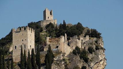 Auf diese Wurzeln geht die "Arco-Bräu" zurück: Die Vorfahren wohnten auf der Burg "Rocca di Arco", die heute das Wahrzeichen der Stadt Arco am Gardasee ist.Günther Geiling
