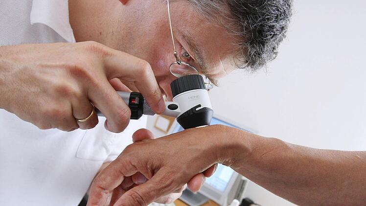 Hautkrebs - das ist eine niederschmetternde Diagnose. Doch  in der Uniklinik in Würzburg gibt es jetzt eine Immuntherapie, die helfen kann. Die Geschichte eines Patienten: Symbolfoto: Karl-Josef Hildenbrand/dpa