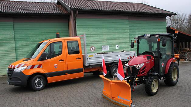 Neuanschaffungen für den gemeindlichen Bauhof. Pritschenwagen und Kompakttraktor mit diversen Anbaugeräten ermöglichen komfortableres Arbeiten für Bauhof-Mitarbeiter.  Foto: Hilmar Ruppert