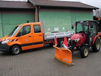 Neuanschaffungen für den gemeindlichen Bauhof. Pritschenwagen und Kompakttraktor mit diversen Anbaugeräten ermöglichen komfortableres Arbeiten für Bauhof-Mitarbeiter.  Foto: Hilmar Ruppert