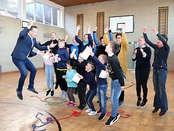 Vor Freude über den Sieg sprangen Schüler. Lehrer, das Sportabzeichenteam und Bürgermeister Fischkal in die Luft.Johanna Blum