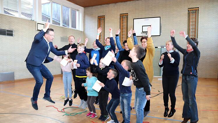Vor Freude über den Sieg sprangen Schüler. Lehrer, das Sportabzeichenteam und Bürgermeister Fischkal in die Luft.Johanna Blum