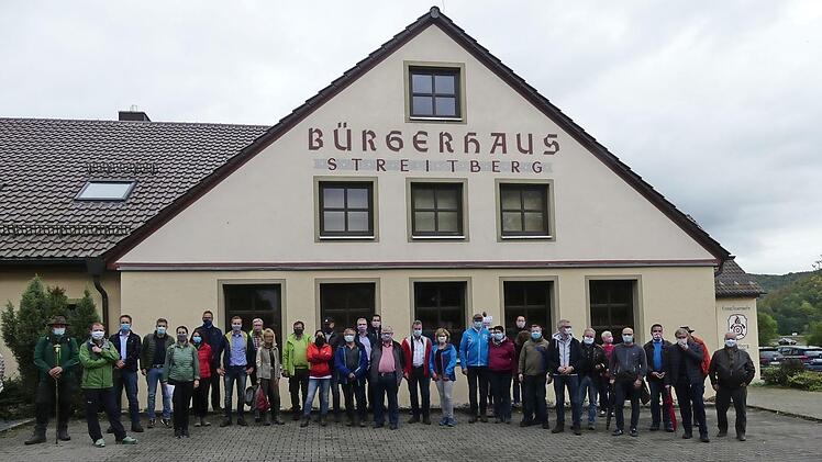 Beim Gemeindetagsausflug verbrachten die Teilnehmer einige frohe Stunden in Streitberg und Oberfellendorf. Foto: P. Pöhlmann