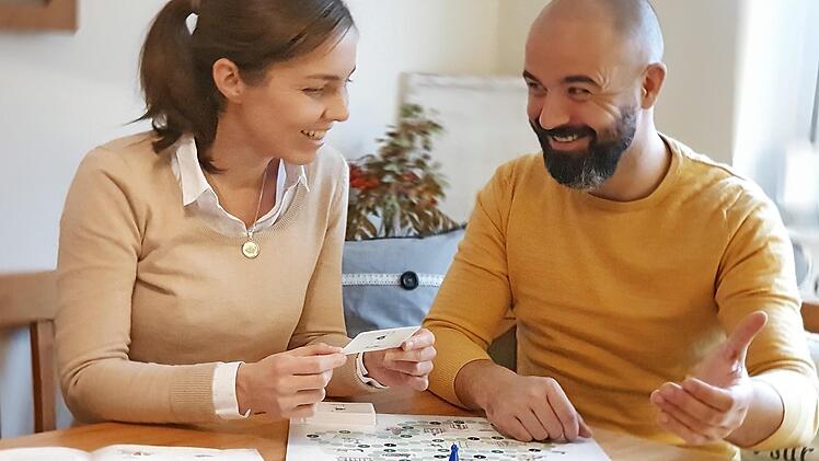 Johanna Fiedler und Sebastian Rieneckert aus Thüringen sind die Erfinder von "Rhönreise - das Brettspiel".  Foto: Birgit Ißleib