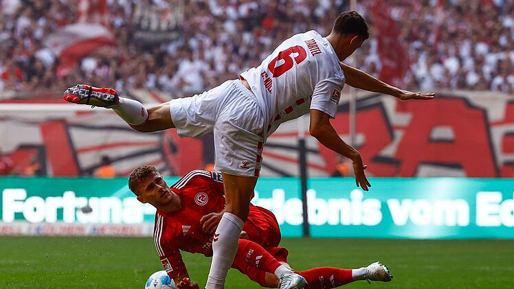 Harte Zweikampff&uuml;hrung ist im Rhein-Derby &uuml;blich, hier Eric Martel (vorne) vom 1.FC K&ouml;ln gegen Tim Rossmann von Fortuna D&uuml;sseldorf. Das Spiel endete 2:2.