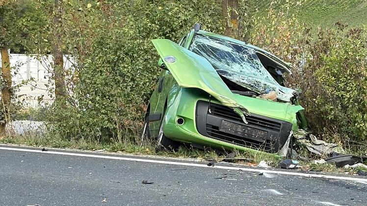 B27 bei Th&uuml;ngersheim: Frau stirbt bei Frontalcrash zwischen Pkw und Bus