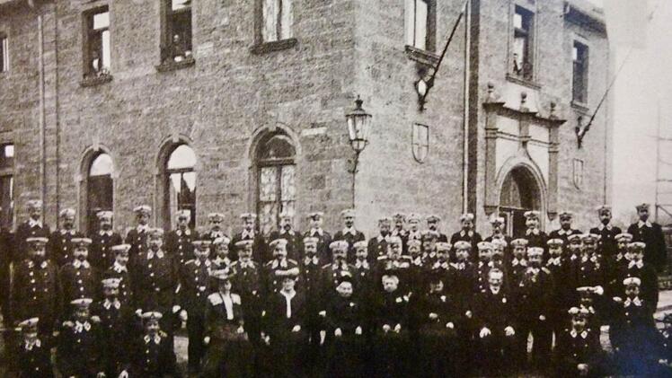 Die freiwillige Sanitätskolonne und die Vorstandschaft des Frauenvereins im Jahr 1901 vor dem BRK-Bereitschaftshaus in der Hartmannstraße