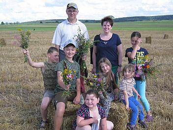 Auf dem Weg über die Fluren: Berthold Ebert (hinten von links) und Daniela Brand vom Pfarrgemeinderat und einige Teilnehmer: Fabian (vorne von links), Julian, Lisa, Anna-Maria, Anna und Lena. Foto: privat