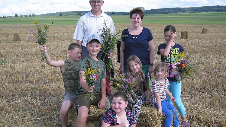 Auf dem Weg über die Fluren: Berthold Ebert (hinten von links) und Daniela Brand vom Pfarrgemeinderat und einige Teilnehmer: Fabian (vorne von links), Julian, Lisa, Anna-Maria, Anna und Lena. Foto: privat