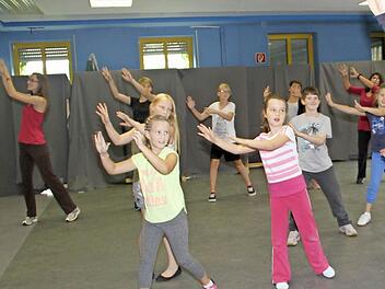 Im Verlauf eines Workshops im Ferienprogramm der Kommunalen Jugendarbeit lernte der Nachwuchs Choreografien aus dem Dancefloor Bereich kennen. Foto: Gerda Völk