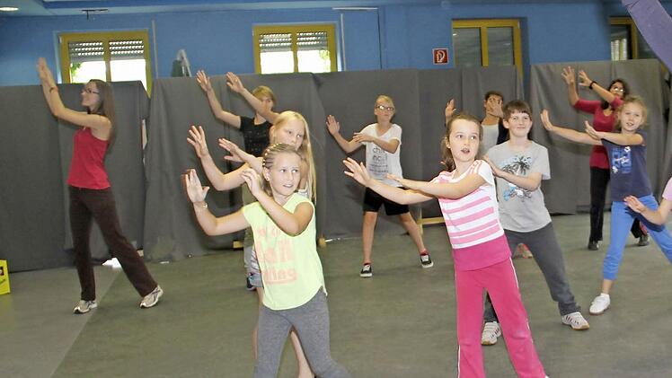 Im Verlauf eines Workshops im Ferienprogramm der Kommunalen Jugendarbeit lernte der Nachwuchs Choreografien aus dem Dancefloor Bereich kennen. Foto: Gerda Völk