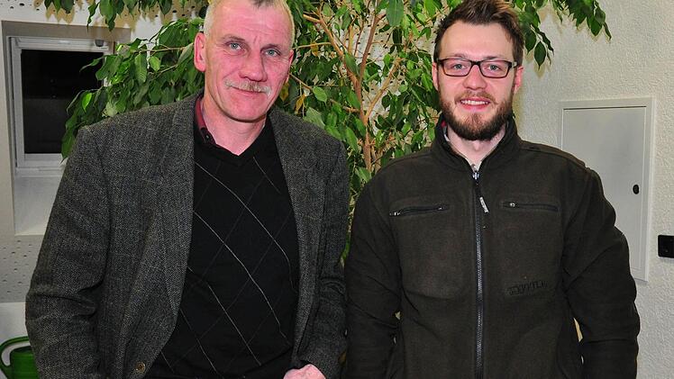 In der Sitzung des Gemeinderats Theres stellte Forstdirektor Hans Stark vom Universitätsforstamt Sailershausen (links) den neuen Revierleiter Forstdienststelle Buch, Björn Lieblein( rechts), vor. Er ist unter anderem für den Gemeindewald Theres zuständig. Foto: Ulrike Langer