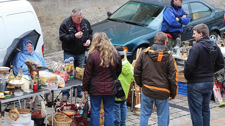Ohne Regenschutz ging für Marktbeschicker wie auch Besucher nichts beim Original Mürschter Flohmarkt und beim Ostermarkt.   Foto: Dieter Britz