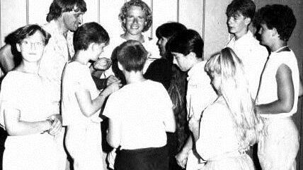 Fans umlagern Thomas Gottschalk nach der Schlagernacht 1985 in der Kulmbacher Dreifachsporthalle; Zweiter von links sein Freund und Förderer Rainer Beck. Foto: Bayerische Rundschau