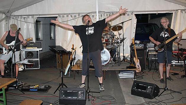 Als wollte er die Welt umarmen: S&auml;nger J&uuml;rgen Bergmann ist gl&uuml;cklich mit seiner neuen Band "BC 69". Gemeinsam mit (von links) Jan van Springel (Gitarre), Gunnar Olson (Schlagzeug) und Norbert R&ouml;sch (Bass) steht er am 5. M&auml;rz auf der B&uuml;hne der Burgkunstadter Kleinkunstkneipe "R&ouml;sla".  Foto: Stephan St&ouml;ckel