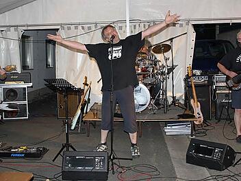 Als wollte er die Welt umarmen: Sänger Jürgen Bergmann ist glücklich mit seiner neuen Band "BC 69". Gemeinsam mit (von links) Jan van Springel (Gitarre), Gunnar Olson (Schlagzeug) und Norbert Rösch (Bass) steht er am 5. März auf der Bühne der Burgkunstadter Kleinkunstkneipe "Rösla".  Foto: Stephan Stöckel