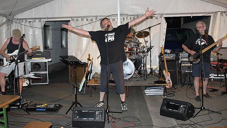 Als wollte er die Welt umarmen: Sänger Jürgen Bergmann ist glücklich mit seiner neuen Band "BC 69". Gemeinsam mit (von links) Jan van Springel (Gitarre), Gunnar Olson (Schlagzeug) und Norbert Rösch (Bass) steht er am 5. März auf der Bühne der Burgkunstadter Kleinkunstkneipe "Rösla".  Foto: Stephan Stöckel