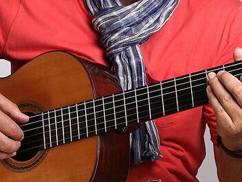 Ein Mann, der Gitarre spielt - ein Foto, das uns als Symbolbild dient. Foto: privat