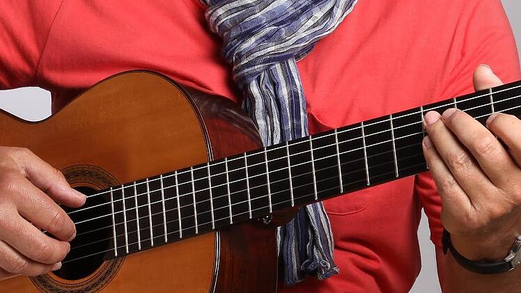 Ein Mann, der Gitarre spielt - ein Foto, das uns als Symbolbild dient. Foto: privat