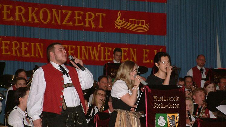 Der Sänger Max Schmermer sowie die Sängerinnen Yvonne Welscher und Corina Müller bereicherten das Osterkonzert.
