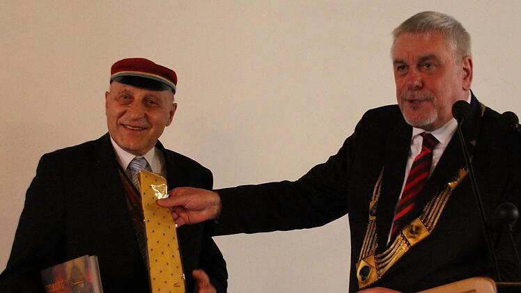 Heinz Weiß (links) kommt seit 50 Jahren jedes Jahr zum Coburger Convent. Dafür gab es von OB Tessmer eine Krawatte in den Stadtfarben. Foto: Ulrike Nauer