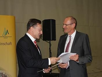 Der Ministerialbeauftragte Harald Vorleuter (links) ernennt Harald Weichert zum neuen Schulleiter des Frankenwald-Gymnasiums.Schadeck