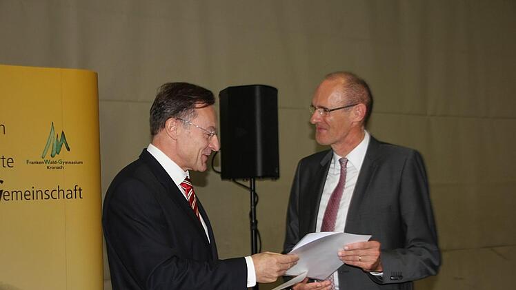 Der Ministerialbeauftragte Harald Vorleuter (links) ernennt Harald Weichert zum neuen Schulleiter des Frankenwald-Gymnasiums.Schadeck