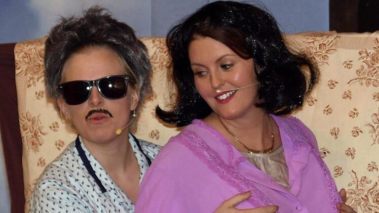 Mit ihrem "Bettgeflüster" brachten "Horst und Martina Seufert" (Jessica Bauer und Julia Seufert, von links) den Saal zum Toben.Ulrike Langer