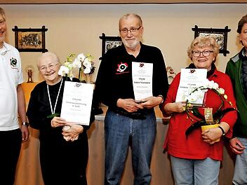 Seltenheitswert hat eine Auszeichnung, die drei Mitgliedern des Foto-Amateur-Clubs Mainleus/Kulmbach zuteil geworden ist. So ging die Treuemedaille in Gold an das Ehepaar Oberländer. Der männliche Teil des Duos, Karl-Heinz Oberländer, gehört dem Club seit nahezu 65 Jahren an. Dessen Ehefrau Hannelore bringt es auf 45 Jahre. Auf die gleiche "Dienstzeit" kann Helga Schmidt zurückblicken, die ebenfalls mit Urkunde und Medaille ausgezeichnet worden ist. Unser Bild zeigt (von links) Vorsitzenden M...