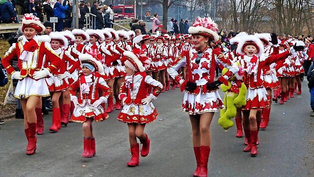 Ein Faschingsumzug ohne Gardetanz w&auml;re m&ouml;glich - aber sinnlos. Fotos: Pauline Lindner