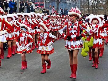 Ein Faschingsumzug ohne Gardetanz wäre möglich - aber sinnlos. Fotos: Pauline Lindner