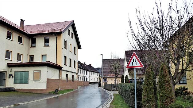 Ob ein Gehweg im Bereich der Engstelle beim "Hupfer"-Areal in Ködnitz (links im Bild) zielführend ist, soll das Staatliche Bauamt aufzeigen.