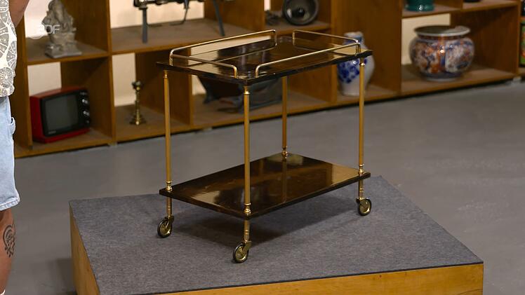 Was sonst noch verkauft wurde: der Design-Servierwagen von Aldo Tura aus den 1960er- oder 70er-Jahren mit einem Sch&auml;tzwert von 250 bis 350 Euro. Markus Wildhagen bezahlte 200 Euro.