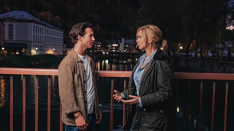 Jonas Becker (Tim Oliver Schultz) wird von Birgit Reincke (Veronica Ferres) in ihre Pl&auml;ne eingeweiht.