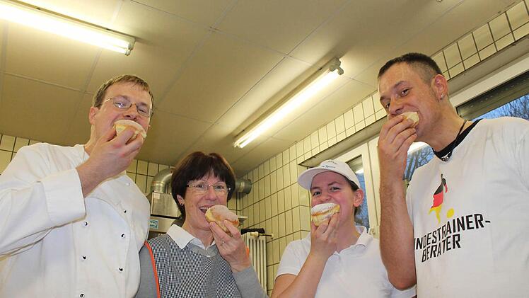 Marius Motsch (links) und sein Team lassen es sich schmecken.