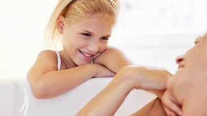 In der bequemen, tiefer in den Boden eingelassenen Doppelsitzer-Badewanne liegend erklärt die Großmutter der am Wannenrand hockenden Enkelin, wie die Welt früher funktionierte. Wohnen für Generationen: Das Badezimmer greift dieses Thema längst auf.  Foto: VDS/Getty Images