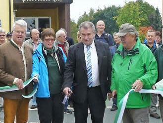 Unser Bild zeigt (im Vordergrund, von links) Kreisrat Reinhard Baar, MdL Ludwig Freiherr von Lerchenfeld, Frankenwald-Geschäftsführerin Marlene Roßner, Bürgermeister Siegfried Beyer, den Pressecker Obmann Willibald Gareiß und Hauptwanderwart Karl Schoger. Foto: Klaus-Peter Wulf
